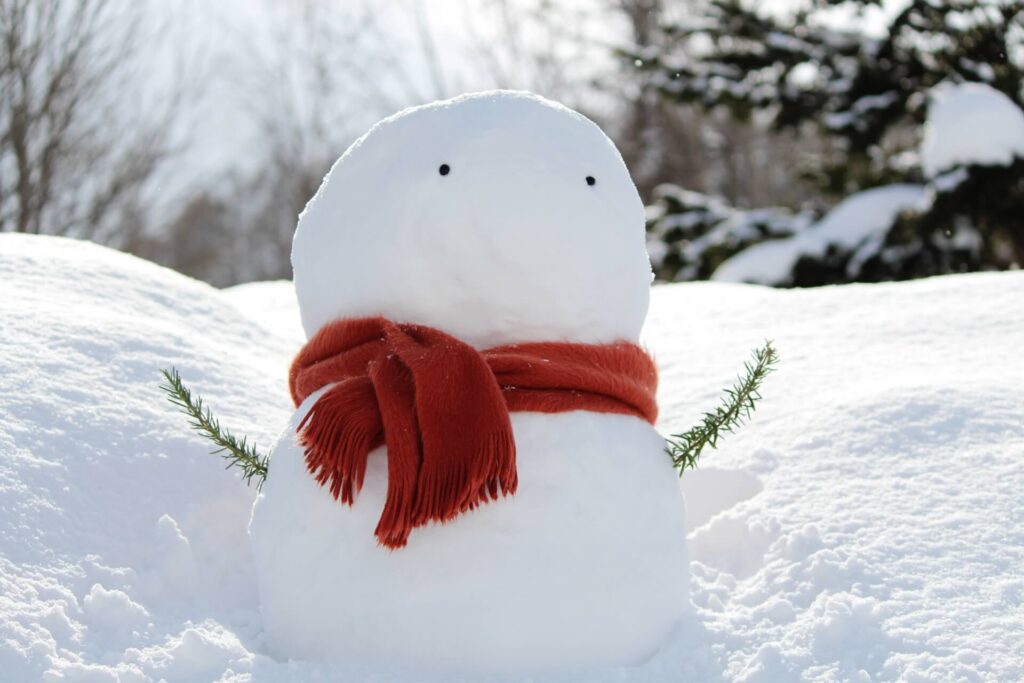 赤いマフラーの雪だるま