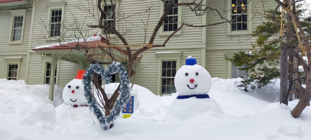 建物のまえの雪だるま